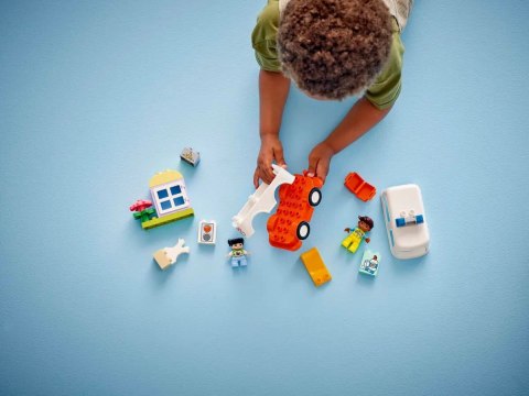 10447 - LEGO DUPLO - Karetka z kierowcą